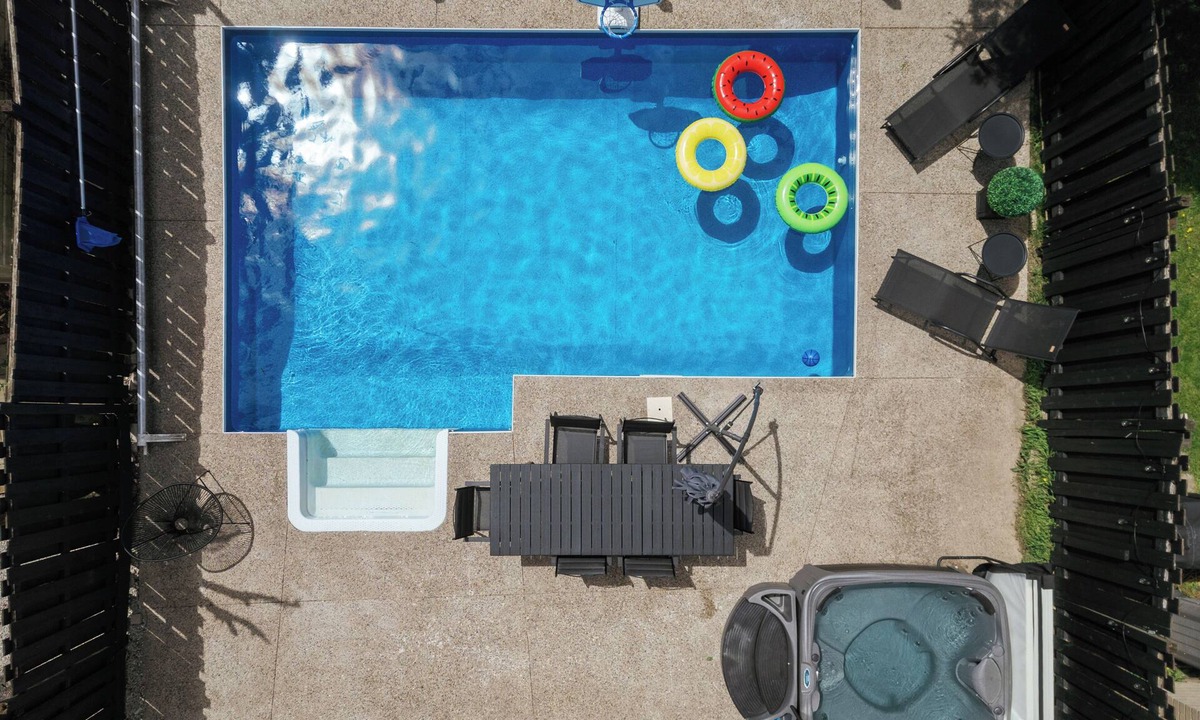 Thorold House | Niagara Oasis, Pool, HotTub, Theatre, Arcade