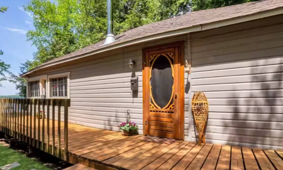 Burnt River Cottage | Nibi Haven | Four Mile Lake Retreat | Private Dock, Kayak, Paddleboard & Firepit