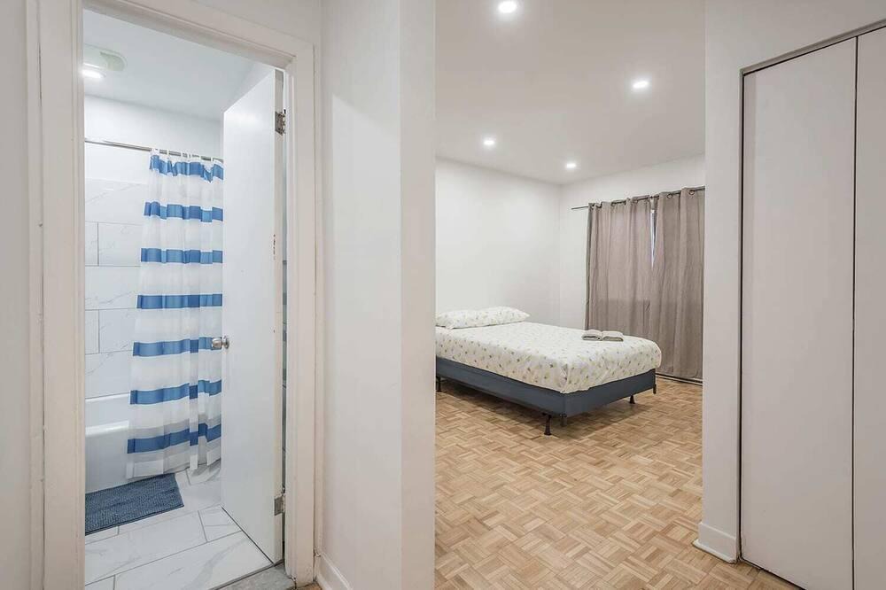 Villeray—Saint-Michel—Parc-Extension Apartment | Nice 5Bed Apt ~Steps Away From Saint-Michel Metro!