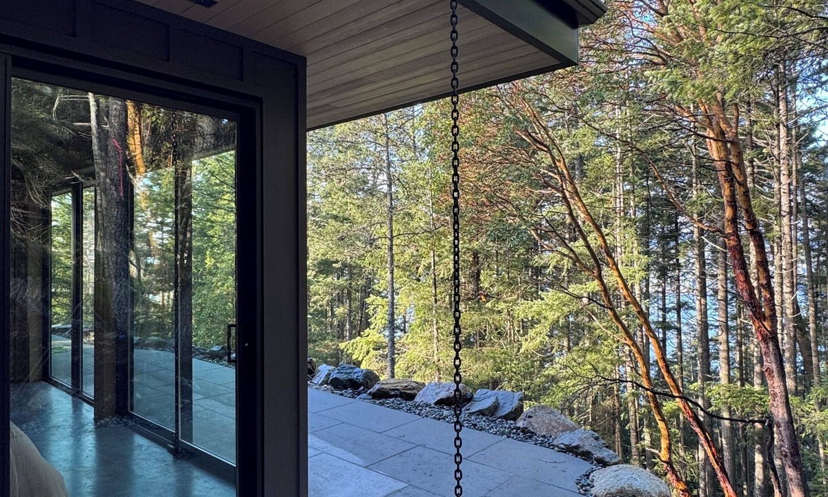 Bowen Island Cabin | Nine Horizons Sunny Westside Forests and Oceans views. Super Private and Spa.