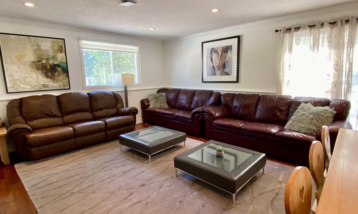 Clearview House | NOHO Estate. A cozy farmhouse retreat just 5 minutes from downtown Collingwood!