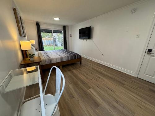 Barrie House | North Barrie !B Stylish and Spacious Private Bedroom with Shared Bathroom