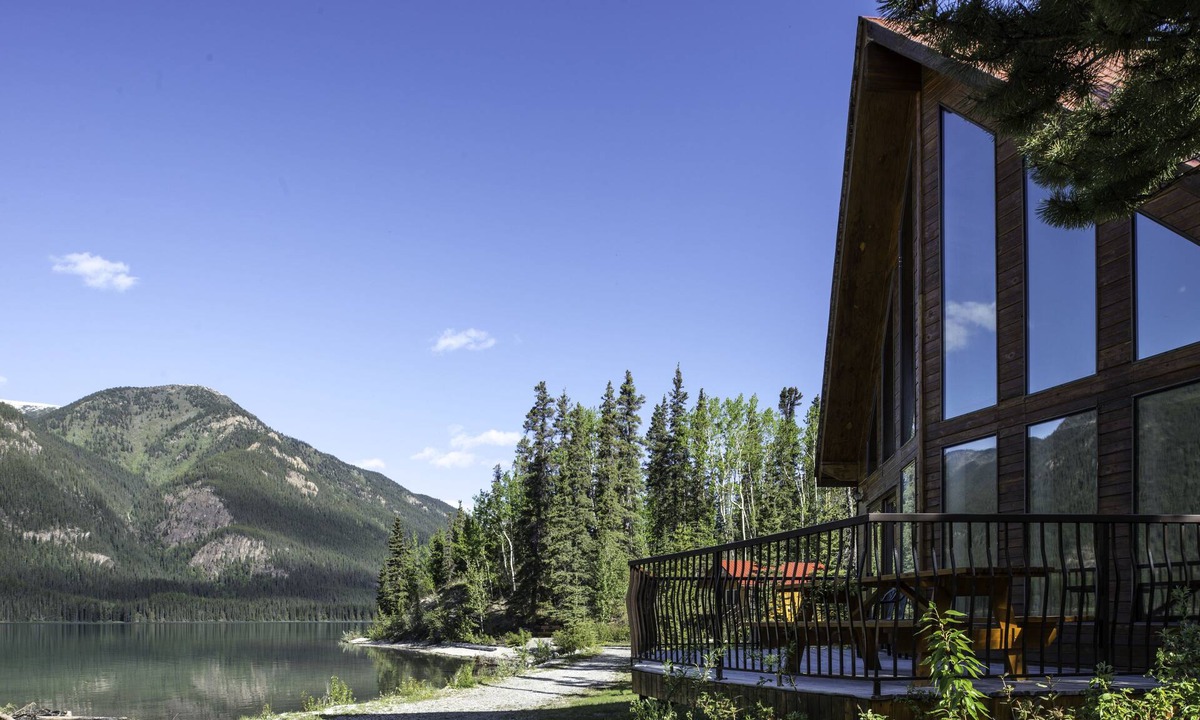 Muncho Lake Cabin | Northern Rockies Lodge