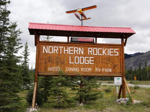 Muncho Lake Hotel | Northern Rockies Lodge