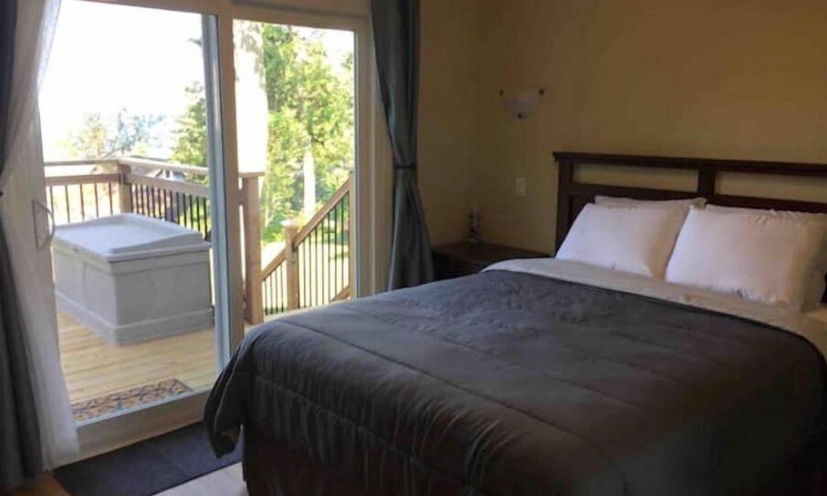 Tiny Cottage | Oasis Beach Cottage-Waterfront-Wifi-AC-4Season-BBQ
