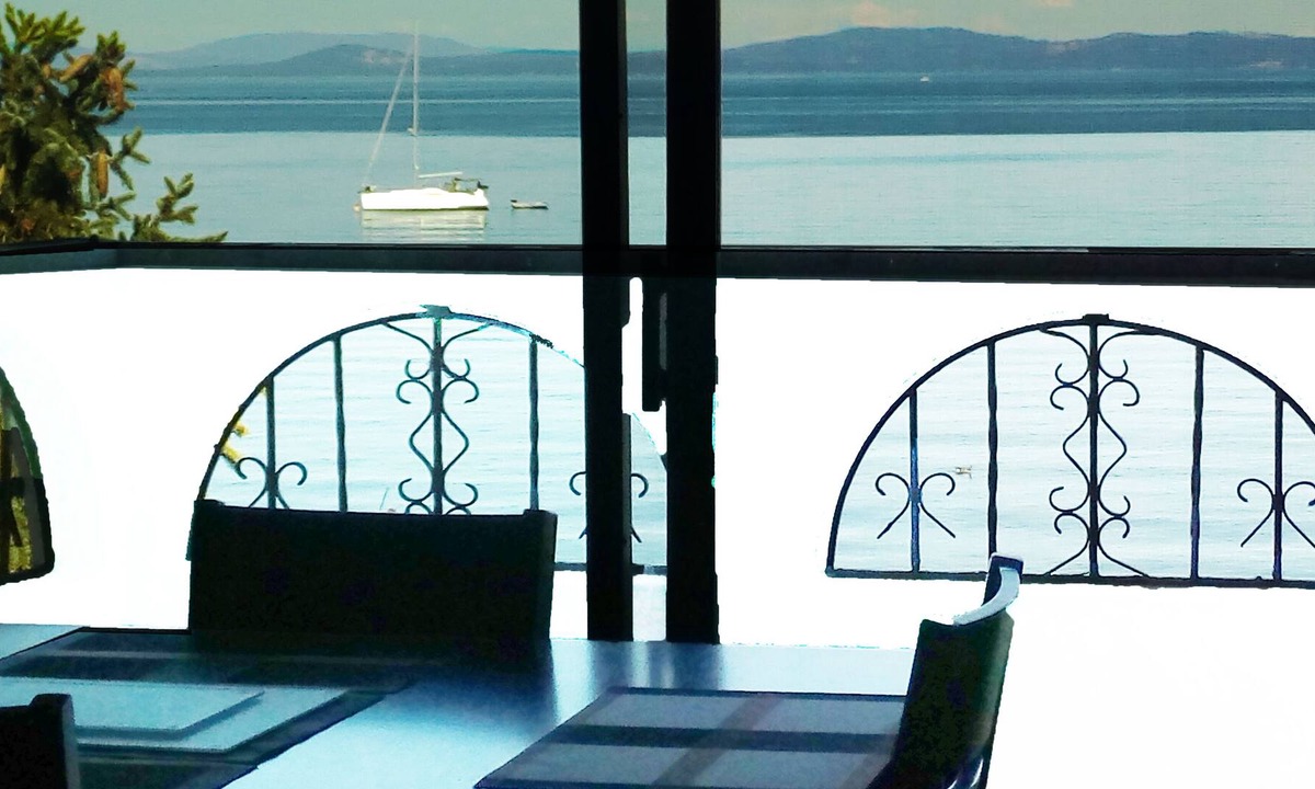 Cordova Bay Apartment | OCEAN FRONT PENTHOUSE