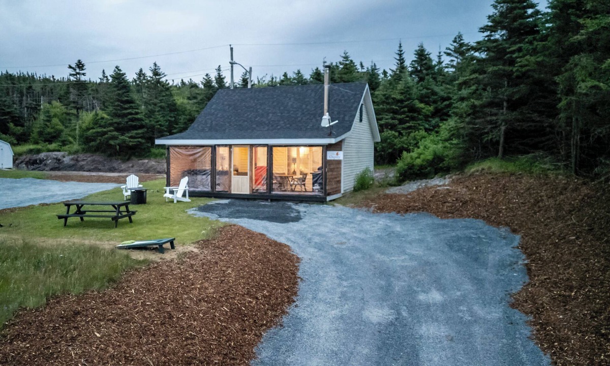 Cavendish Cottage | Oceanfront Boutique Retreat~Hot Tub~Woodstove