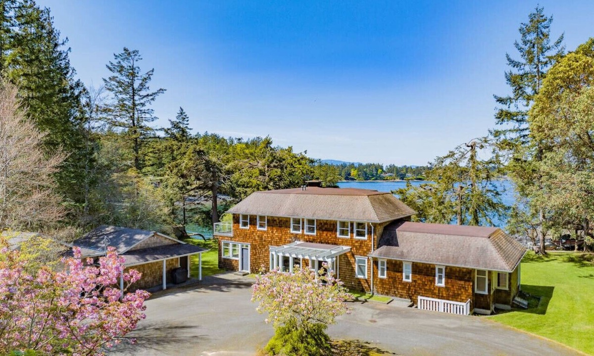 Beachcomber House | Oceanfront 4BR Home near Nanoose Bay
