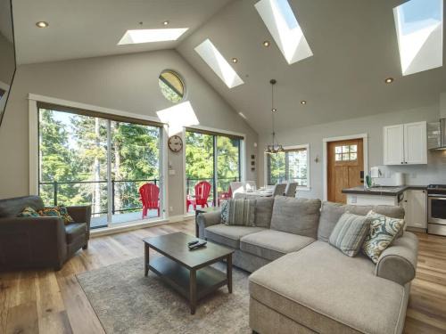 Port Renfrew House | Oceanfront & Amazing Views - Pet Friendly - 2bdrm