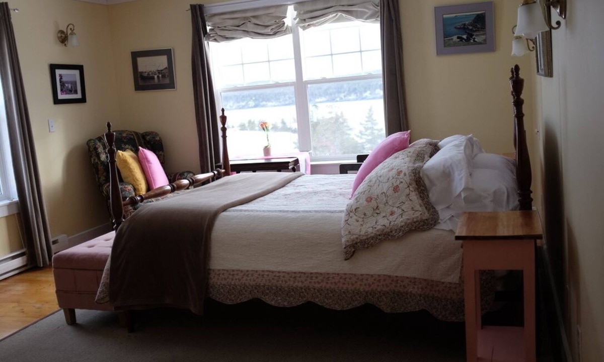 Burnt Cove Cottage | Oceanfront Cottage in quiet Newfoundland town 30 minutes from St John's