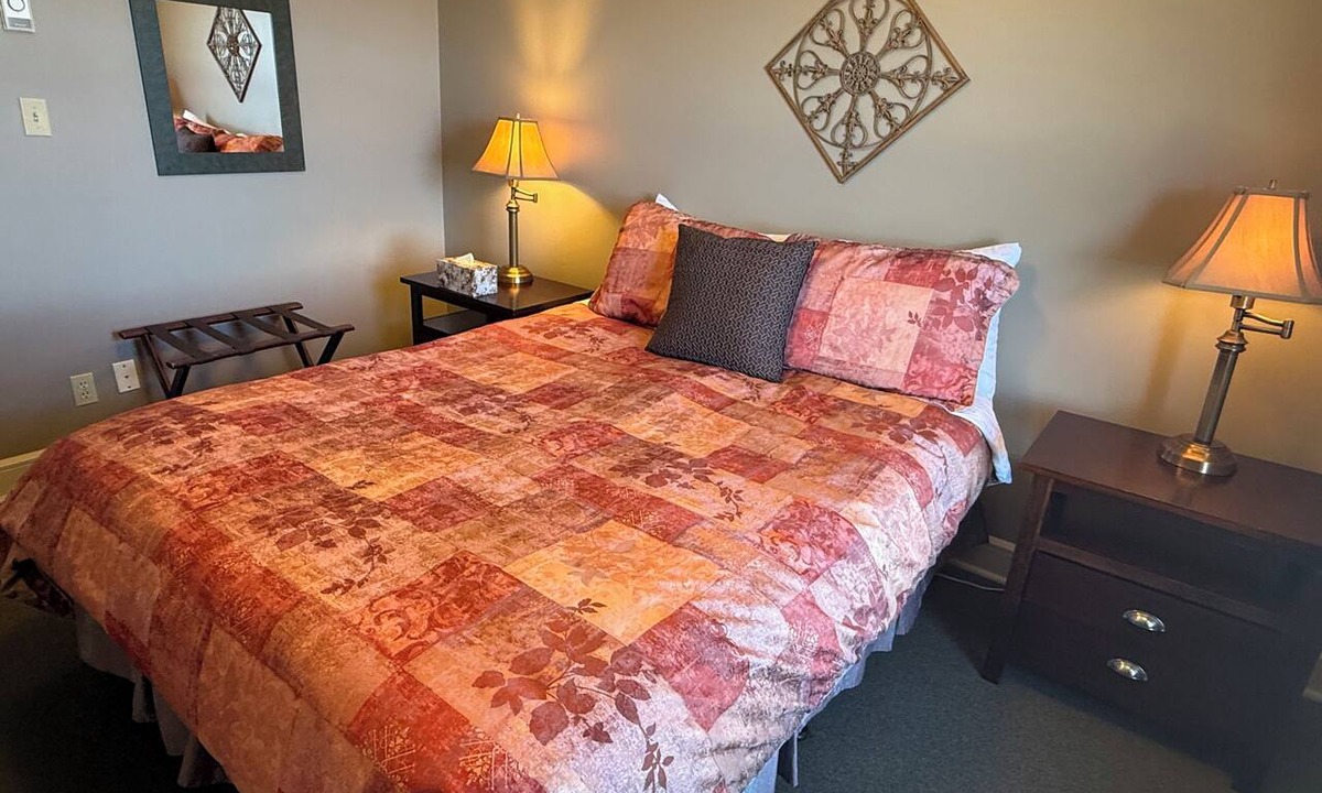 Regional District of Nanaimo Hotel | Oceanfront Suite with Relaxing Tub & Private Bath - Rm 5