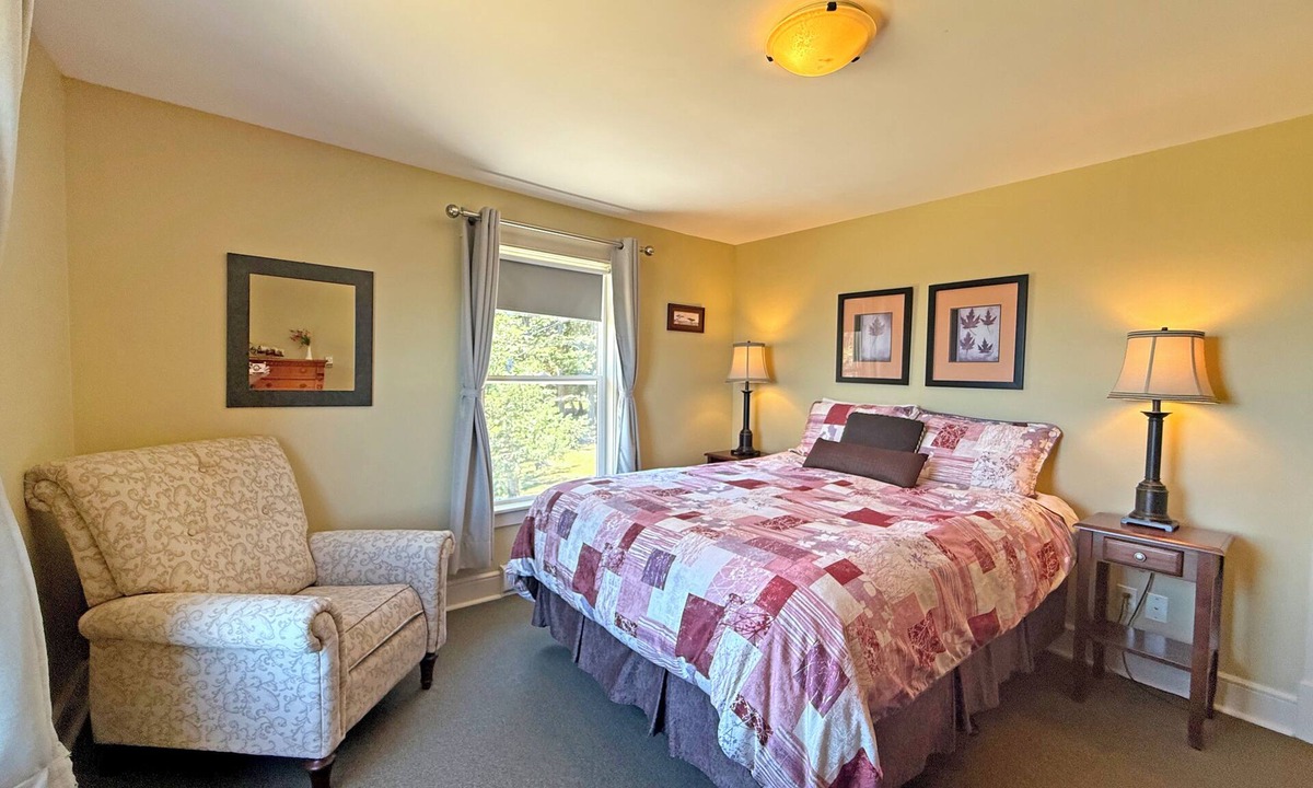 Regional District of Nanaimo Hotel | Oceanfront Suite with Relaxing Tub & Private Bath - Rm 2