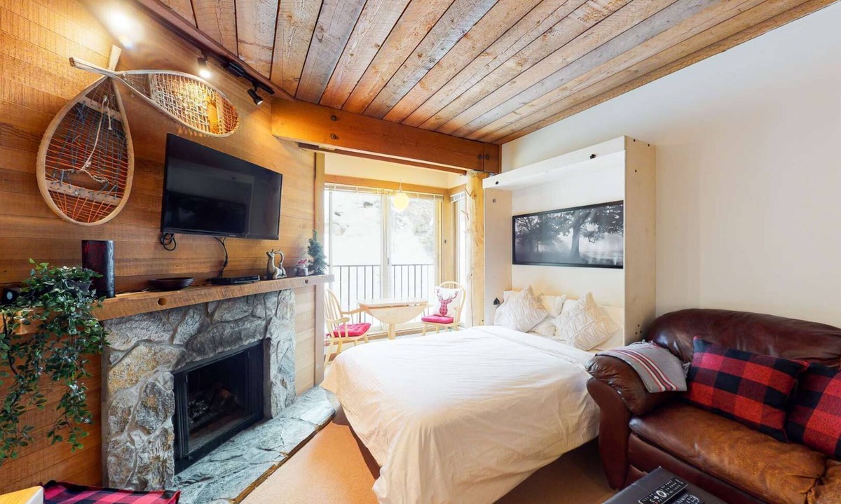 Big White Ski Resort Condo | Okanagan - Moguls 813