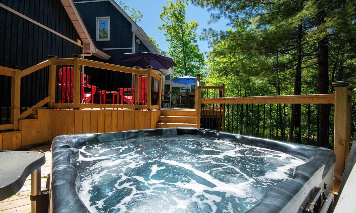 Grand Bend Cottage | Old River Road Retreat | Hot Tub, Sunroom & Family Getaway Near Grand Bend