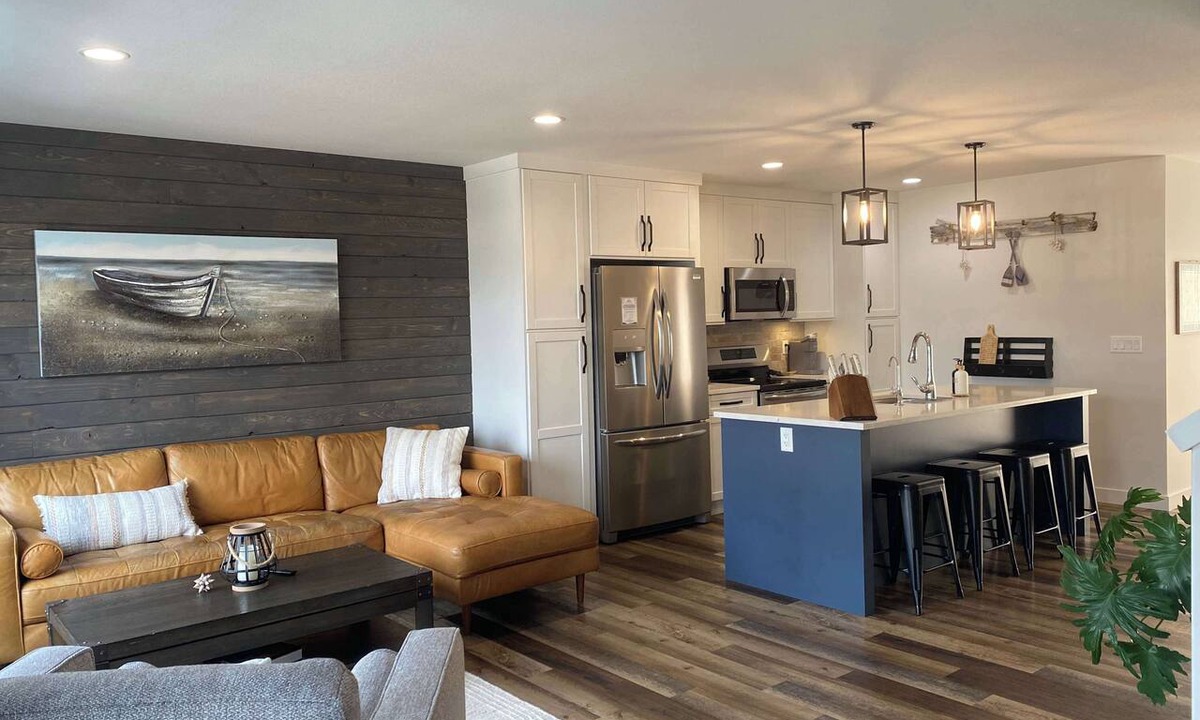 Sylvan Lake House | On The Ridge | 3BR Sylvan Lake Retreat | Sleeps 8!