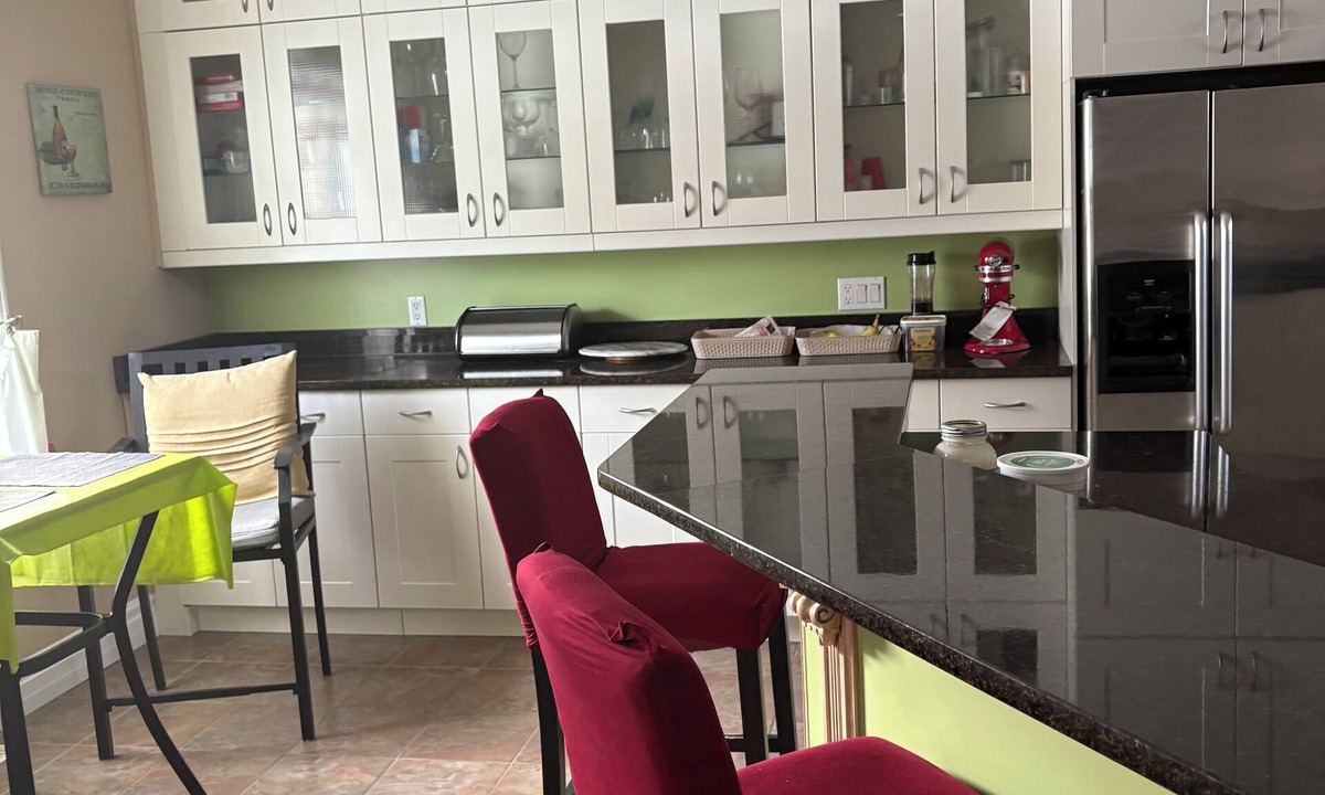 Colborne House | one suit share kitchen, dining room, leaving room, with AC in Colborne