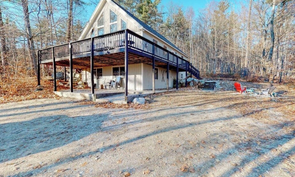 Eidelweiss Village House | Open concept home close to the beach with gas fireplace and deck