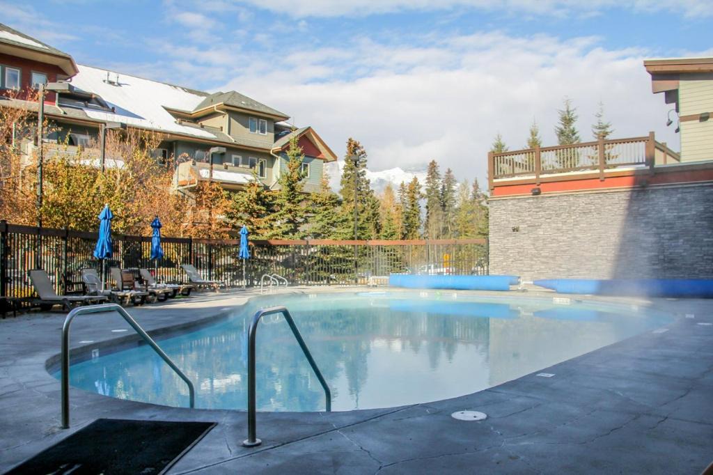 Canmore Apartment | Outdoor Pool, 3 Hot tubs, Gym Warm and Welcoming