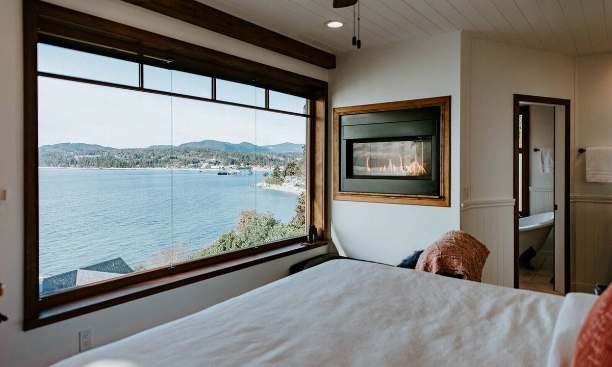 Selma Park Bed & Breakfast | Pamper yourselves in opulence at Eagle Suite at Beach Hideaway.
