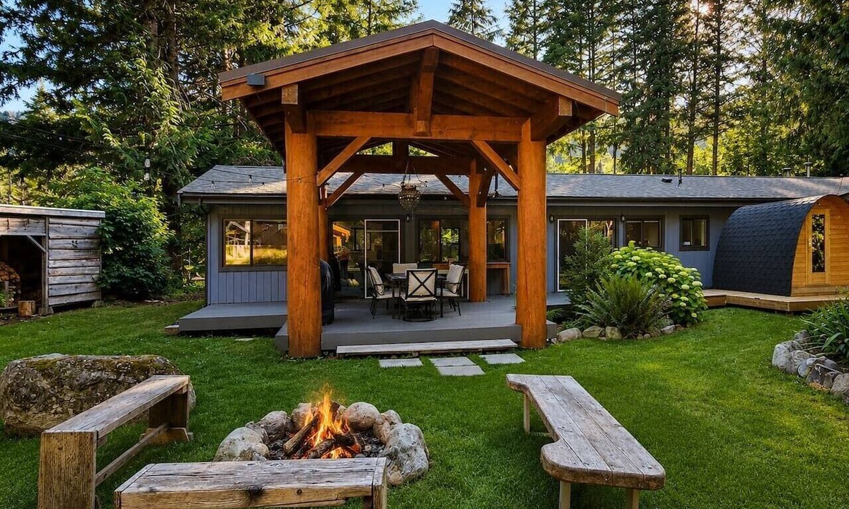 Woodfibre Cottage | Paradise Valley Escape, Sauna & Outdoor fire Pit