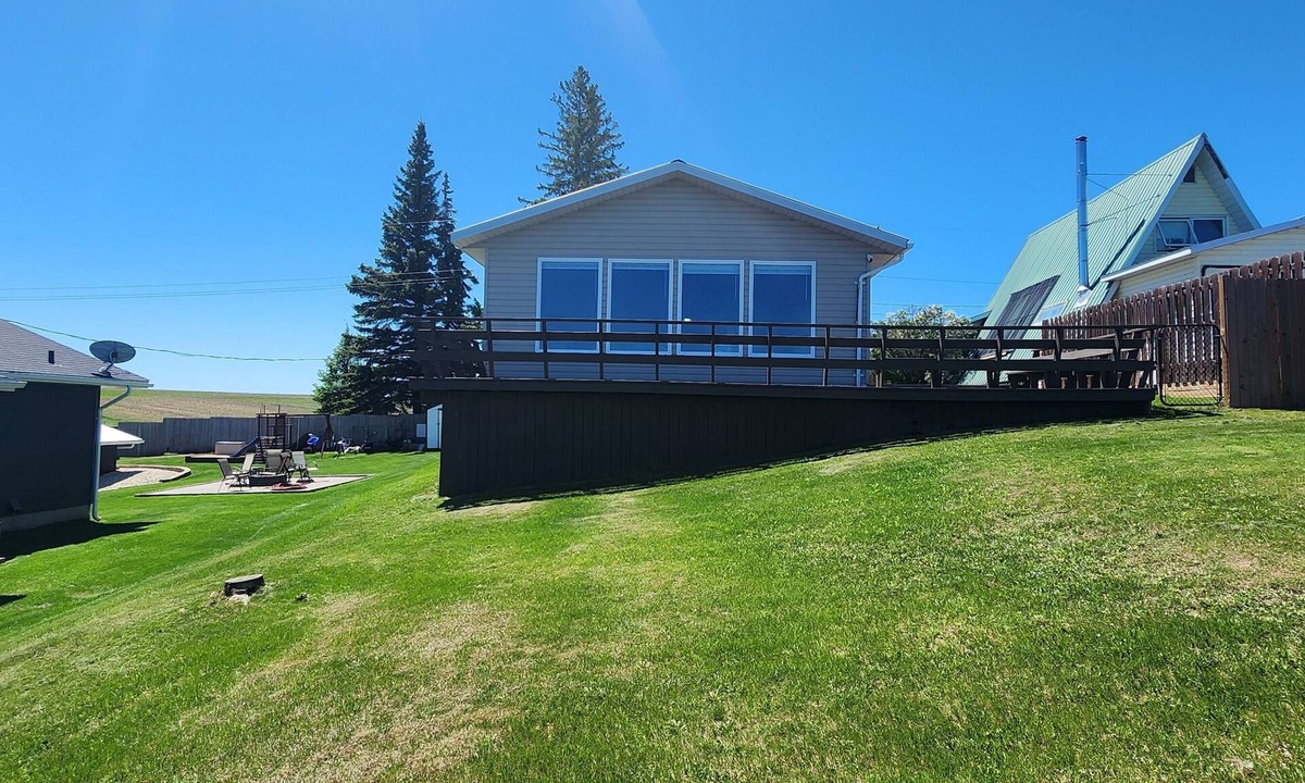 Manitoba House | Peaceful 3BR Lakeside Escape in Neepawa