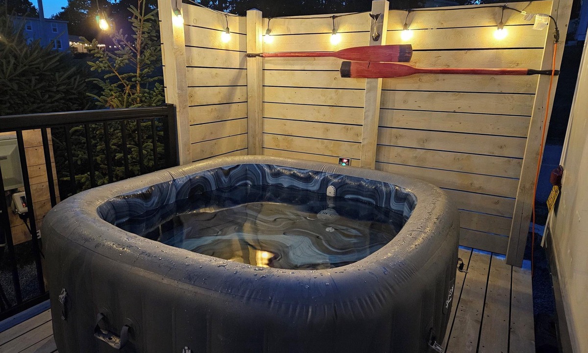 Mahone Bay House | Pebble Oceanside RV Retreat – Waterfront Hot Tub & Deck