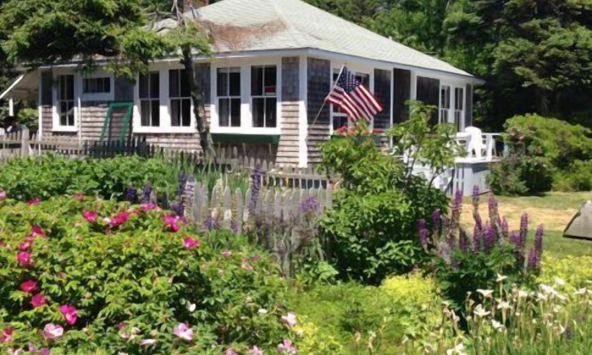 Pemaquid Point House | Pemaquid Point Cottage-Cliff Road-Fireplace-2 minute walk to Lighthouse-Pups ok