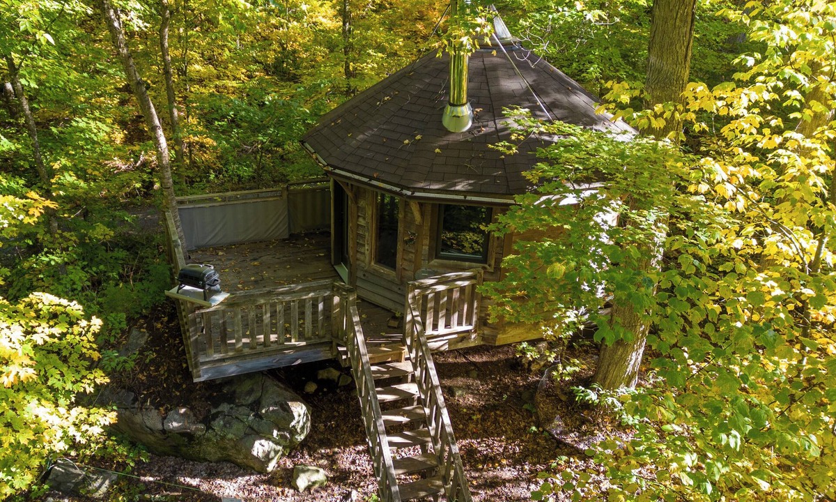 Saint-Faustin-Lac-Carre House | Perched yurt treehouse with skylights | Lodging #09