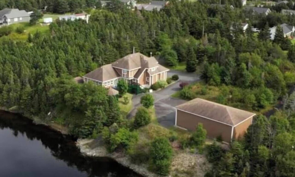 Clarke's Beach Ski Chalet | Perfect 6-bedroom chalet in lovely Clarke's Beach getaway