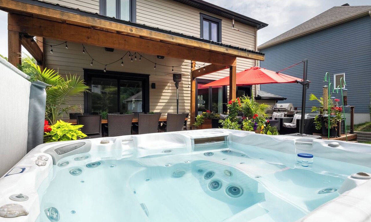 L'Ancienne-Lorette Cottage | Perfect Family Getaway -Available Aug 23–27, 5 bdr- HOT TUB, trampoline