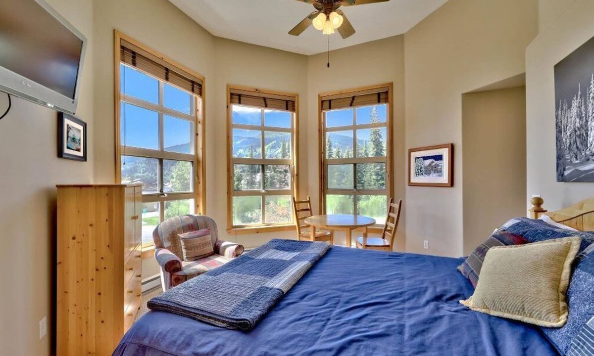 Sun Peaks House | Perfect family vacation home 4 bedroom w/private hot tub