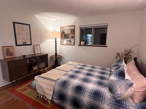 Vancouver Apartment | Peter's Place - Spacious 2Bed & Bath Suite