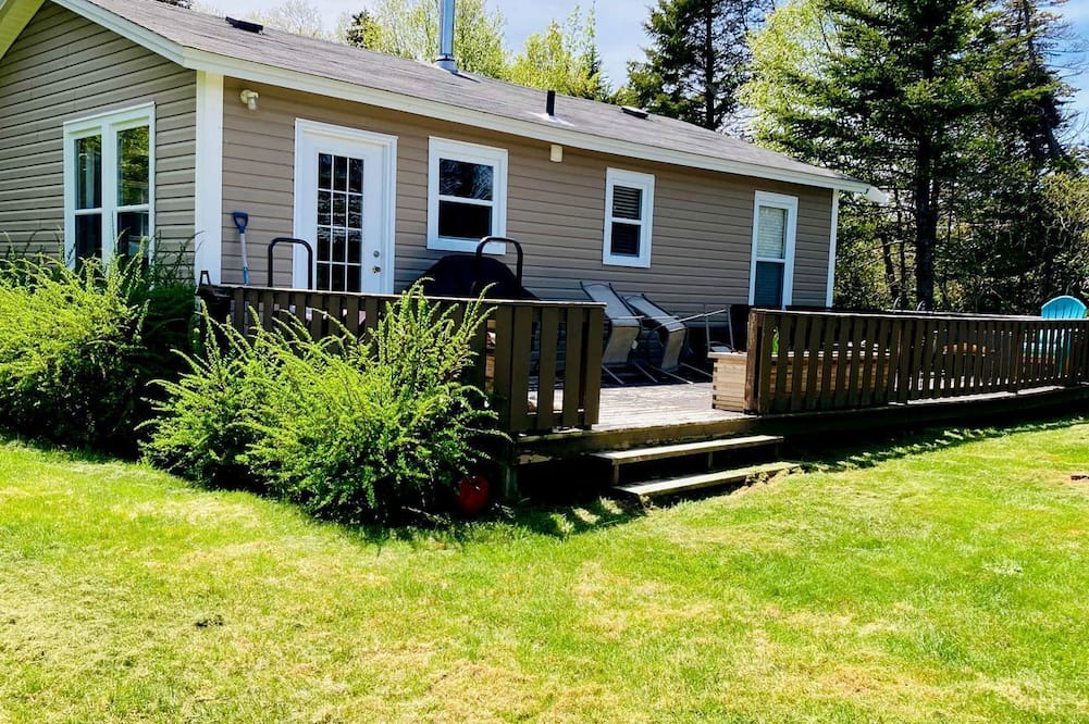 Terra Nova Cottage | Picturesque Cottage with Spacious Large Backyard and BBQ in Canada