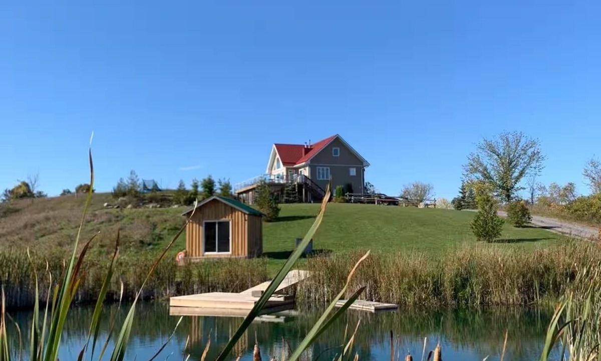 Stirling House | Picturesque Country Chalet with Hottub & Private Lake Experience