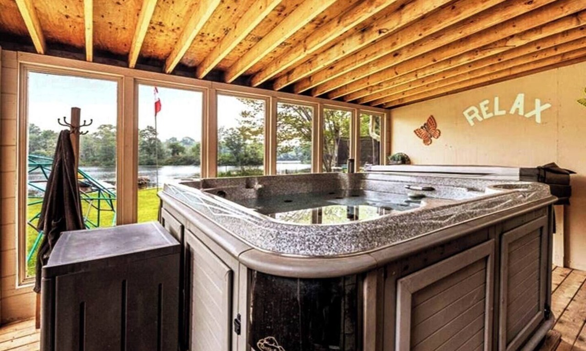 Norland Cottage | Pines Bay Waterfront cottage with Hot tub!