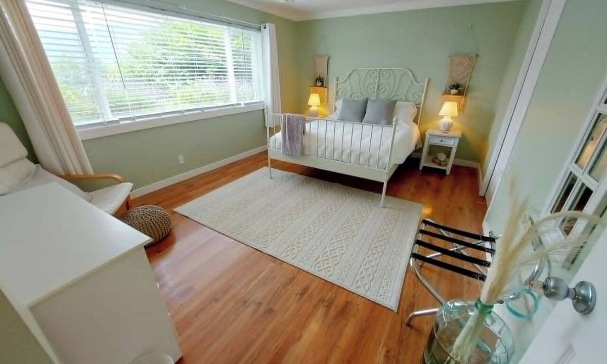 Central Okanagan Cottage | Pixie Bay Cottage - Peaceful Semi-Lakeshore Retreat Near Wineries & Beaches