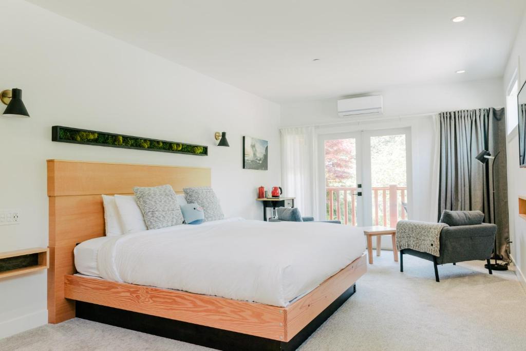 Ucluelet Hotel | Pluvio restaurant and rooms
