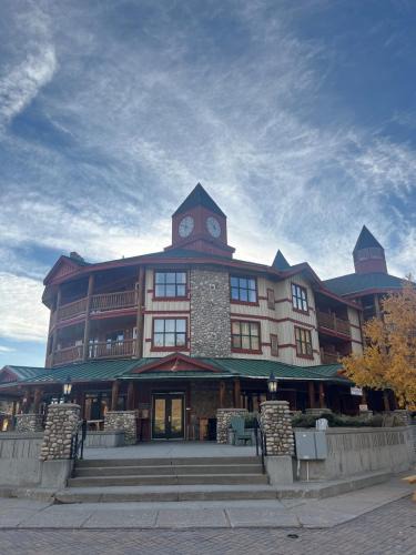East Kootenay Apartment | Polaris Lodge by StayIn