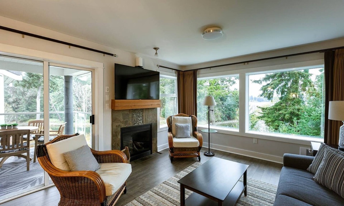 Regional District of Nanaimo Condo | Pool Kayaks BBQ Tides & Tranquility Suite A