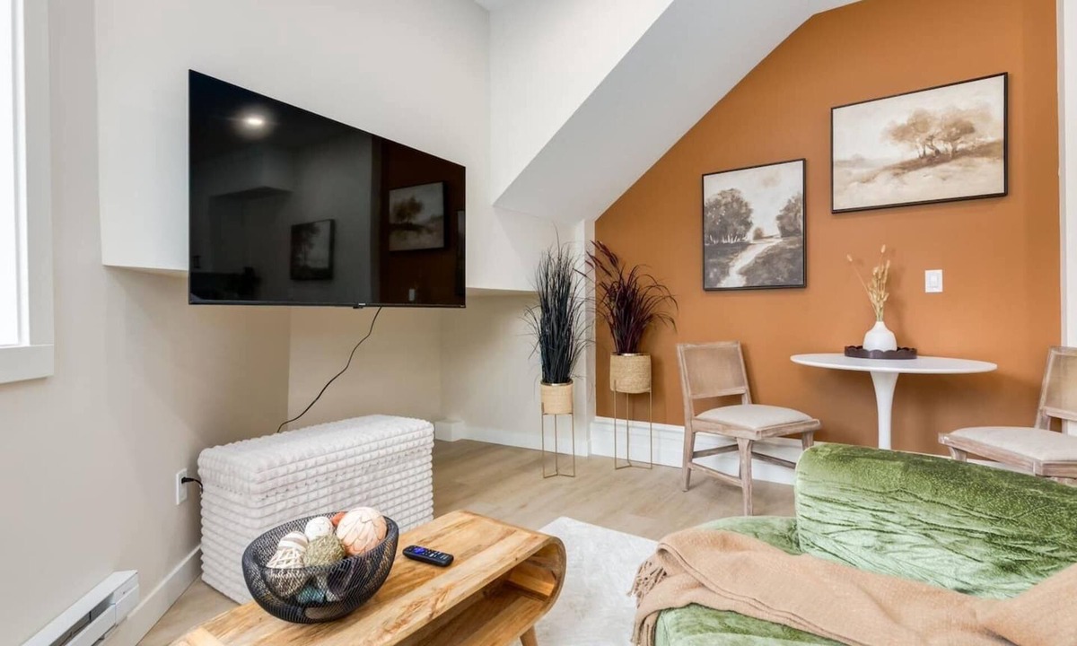 Southwest Calgary House | "Prairie Sun"1 Bdrm TownHome,10 min walk to CTrain