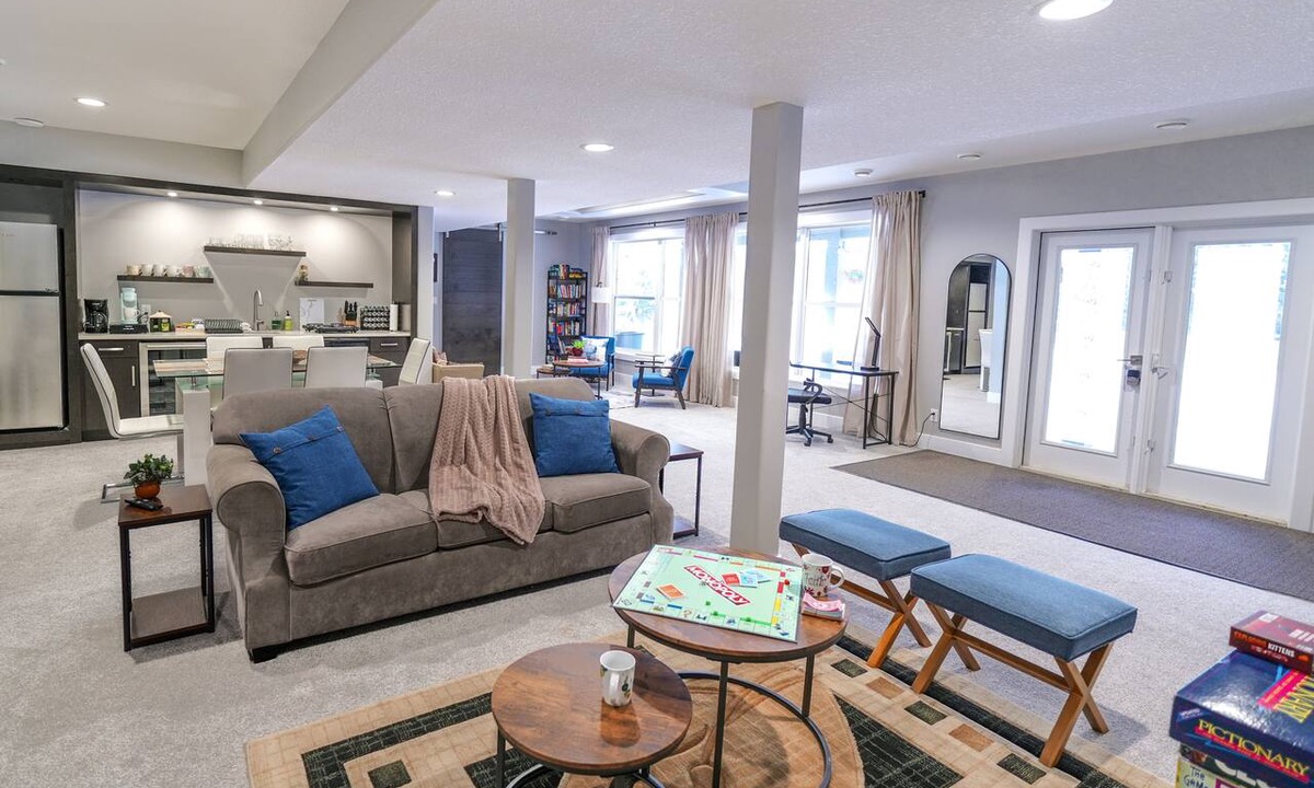 Division No. 11 House | Premium family stay w/king bed and home theatre! Large backyard, pet friendly!