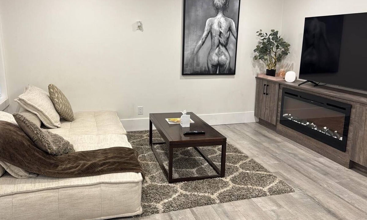 Surrey Newton Apartment | Private 1BR near KPU, SMH, Transit, shops including wifi/parking/workspace!
