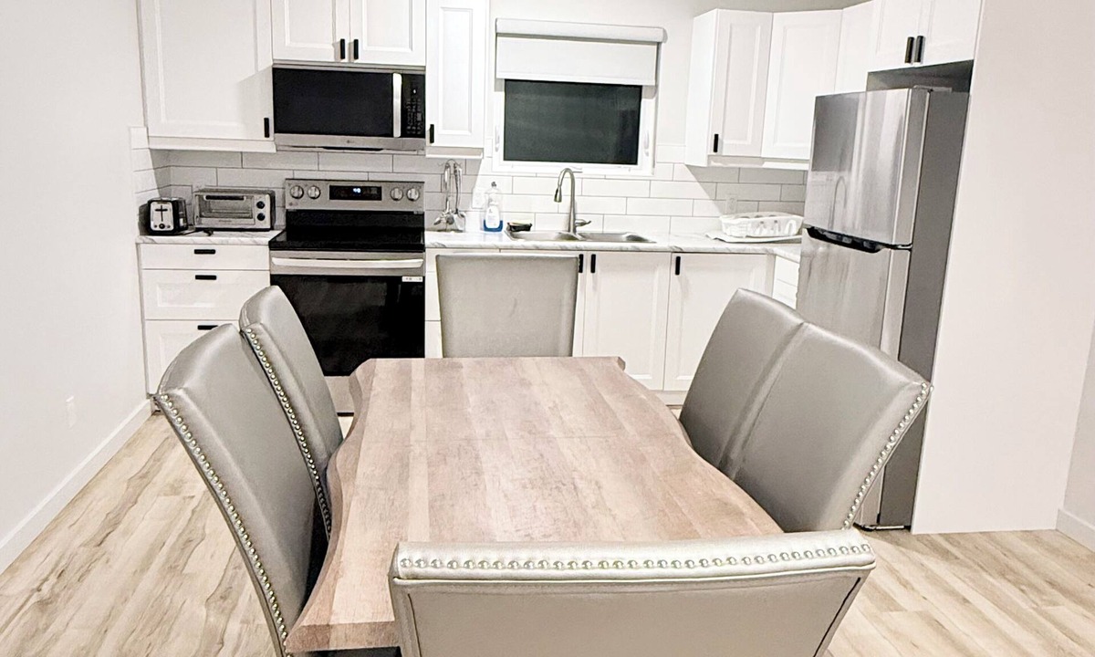 Whitehorse House | Private 1BR Suite in Whistlebend | Kitchen, Laundry, Parking & 1 Gigabit WiFi