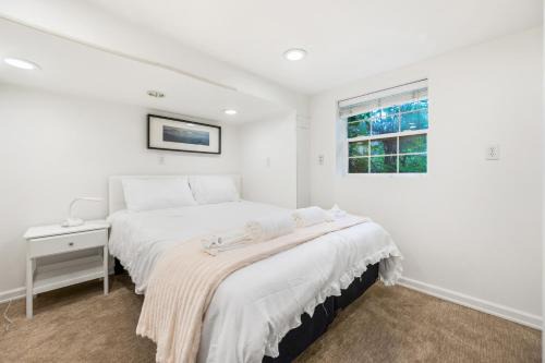 West Point Grey Apartment | Private 2BR Suite near UBC Sleeps 6