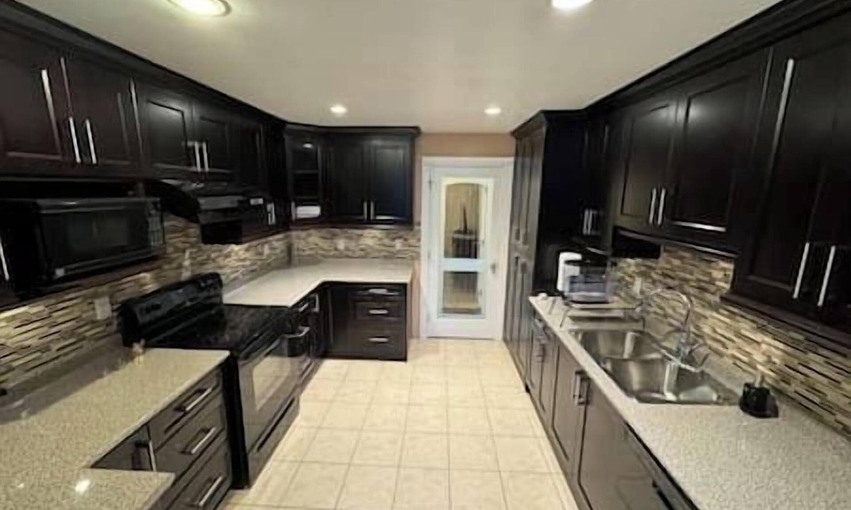 Richmond Apartment | Private Bedroom with Shared washroom Cambie Palace-Northview