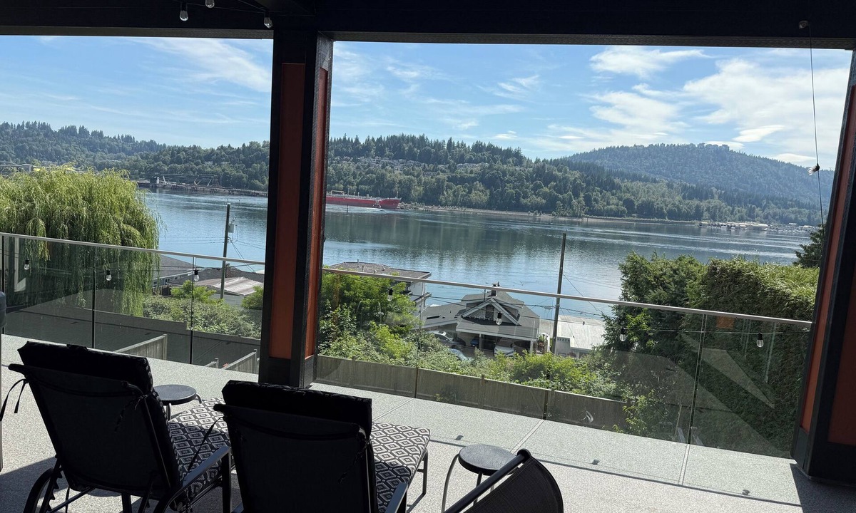 Port Moody House | PRIVATE BREATHTAKING WATER VIEW -A UNIQUE AND TRANQUIL GET AWAY – 2 BEDROOM
