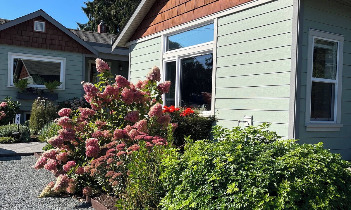 Regional District of Nanaimo Apartment | Private & Cozy -2-Min Walk to Beach and Cafes -Fireplace -King Bed