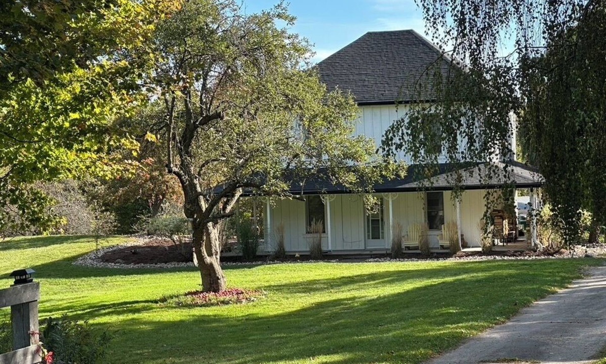 Mono House | Private, Cozy Country Retreat in a cul-de-sac beside a 1,000-acre nature reserve