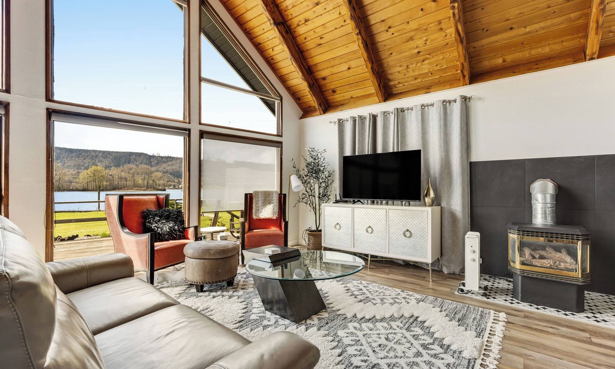 Cathlamet House | Private Dock! 'Escape on the River' in Cathlamet