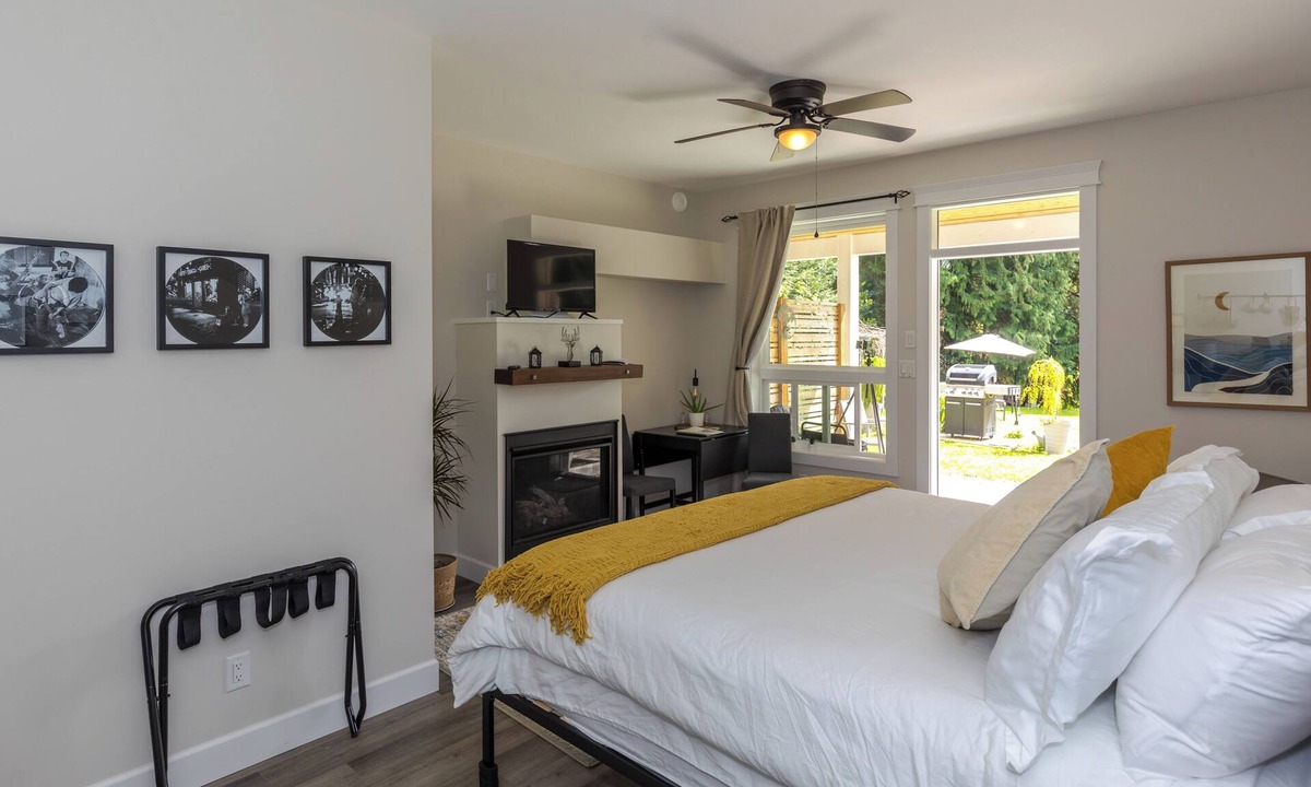 Roberts Creek Apartment | Private Garden Kingsize Studio #2 Near the Ocean